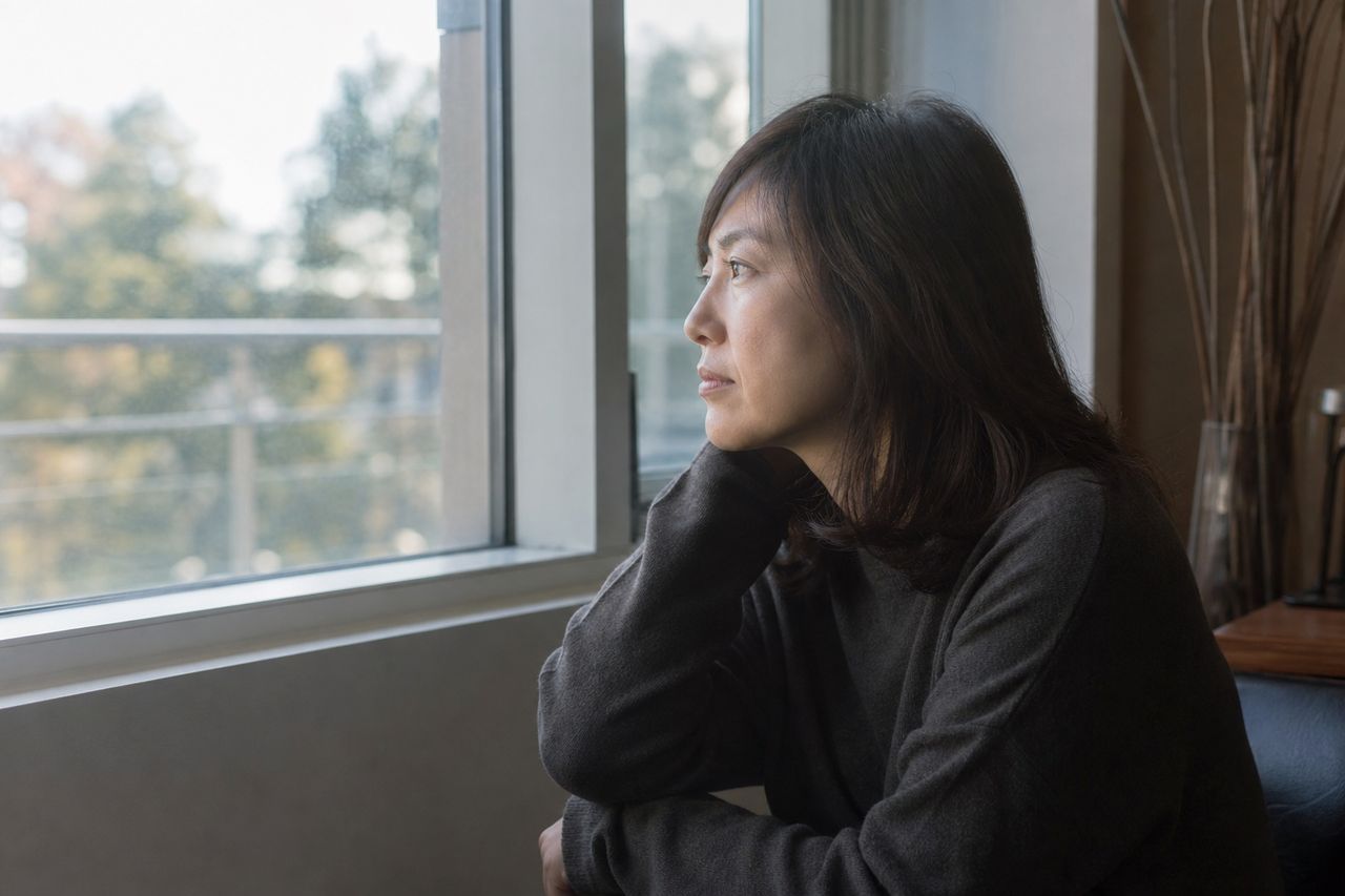 양육비 증액, 소득과 교육비가 달라지면 다시 정할 수 있을까 관련 상황을 보여주는 이미지 — 서류를 검토하는 모습