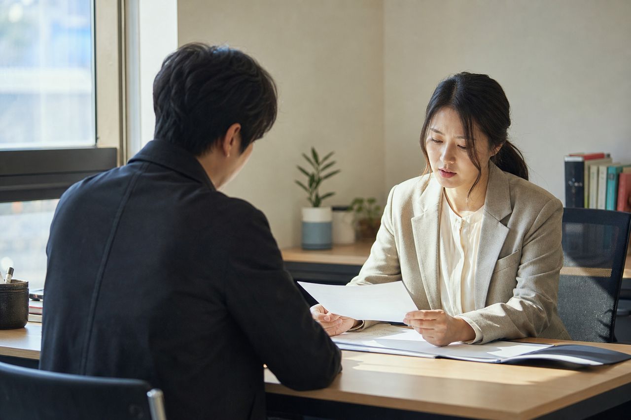 양육비 증액, 소득과 교육비가 달라지면 다시 정할 수 있을까 관련 전문가 상담·서류 검토 장면