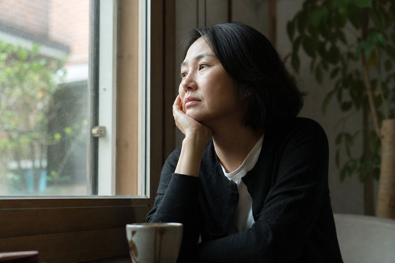면접교섭을 제한하거나 배제하는 경우, 자녀의 복리가 중요한 이유 관련 상황을 보여주는 이미지 — 서류를 검토하는 모습